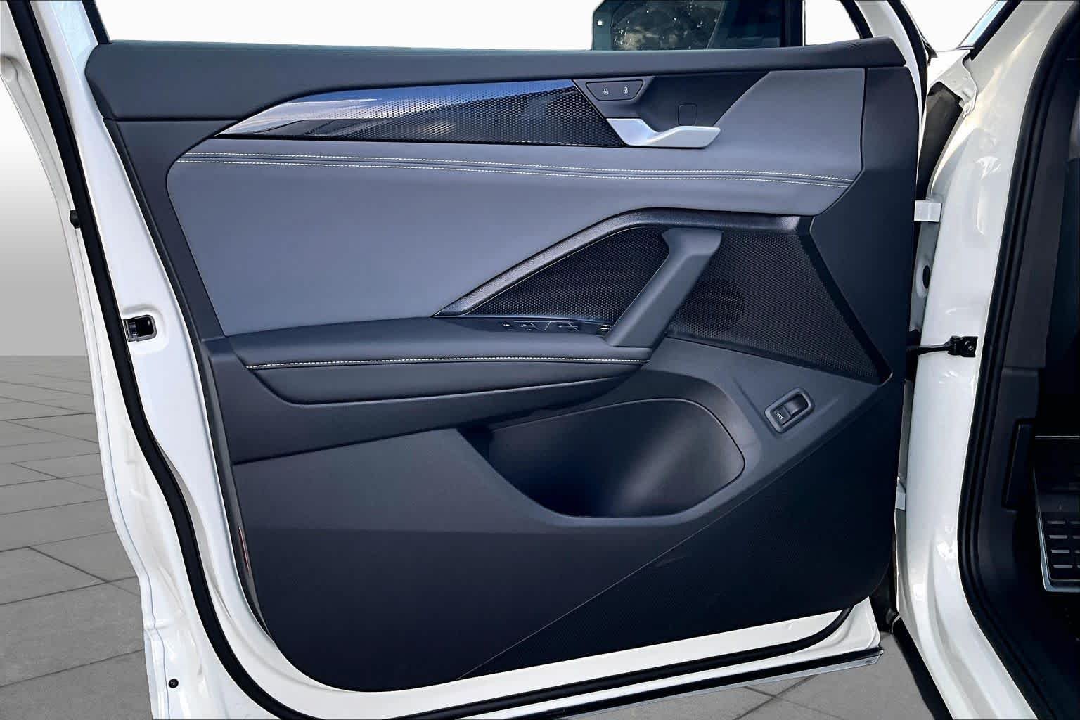 New 2026 Opal White w/Deep Black Roof Volkswagen SE R-Line FWD image 10