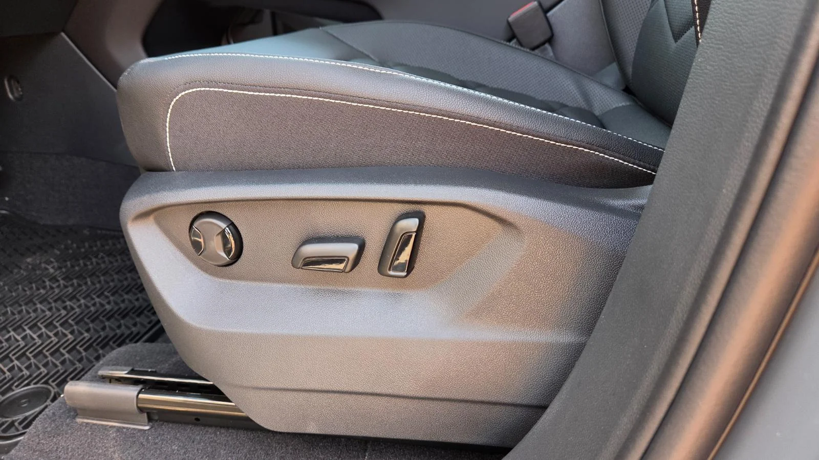 New 2026 Pure Gray Volkswagen 2.0T SE w/Technology image 40