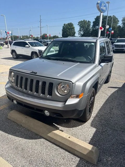Used 2015 Silver Jeep Sport image 3