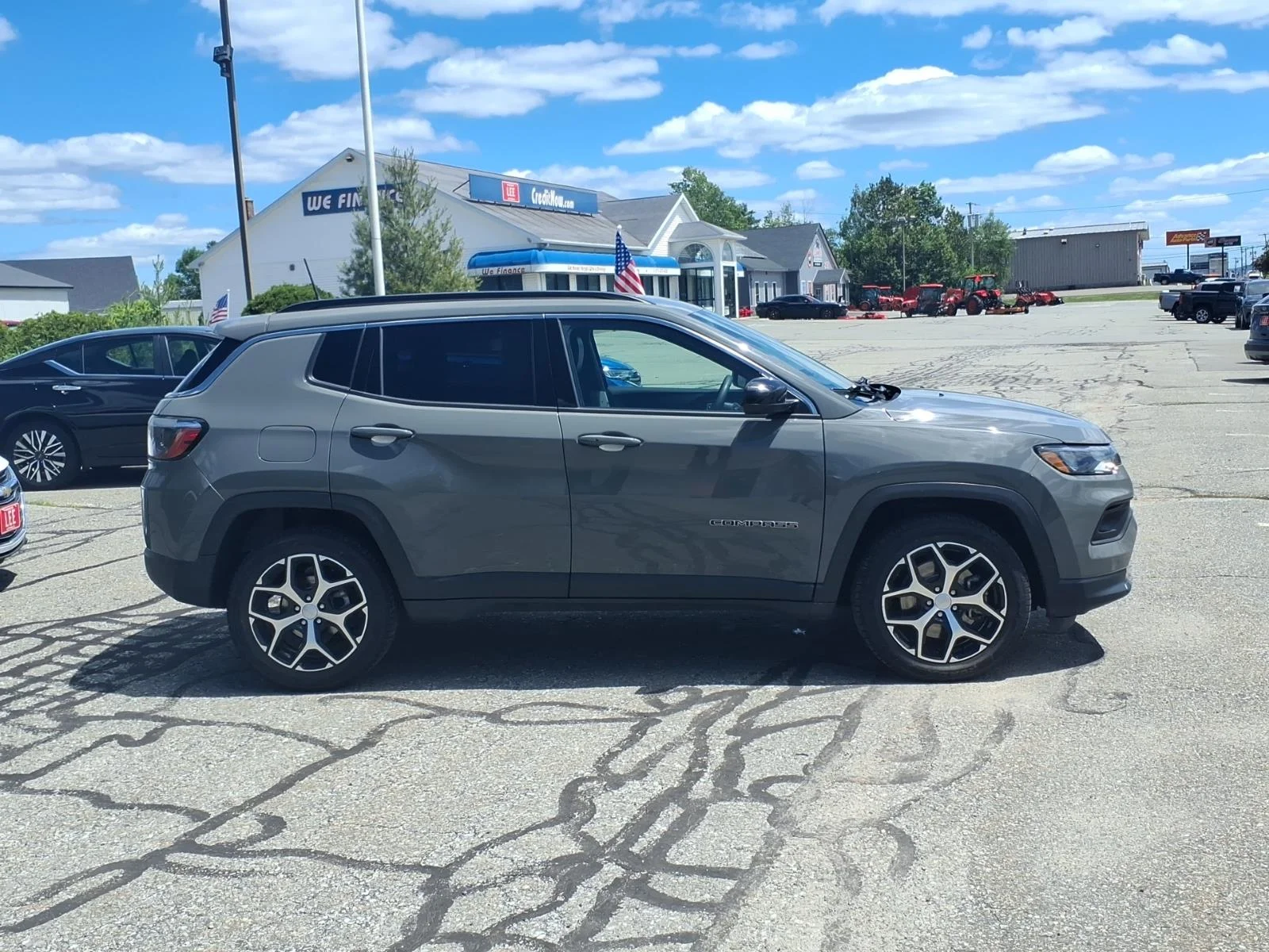 Used 2024 Gray Clearcoat Jeep Latitude image 4