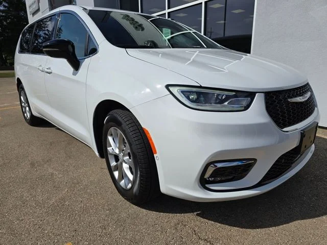 2026 Chrysler Pacifica Select AWD's photo