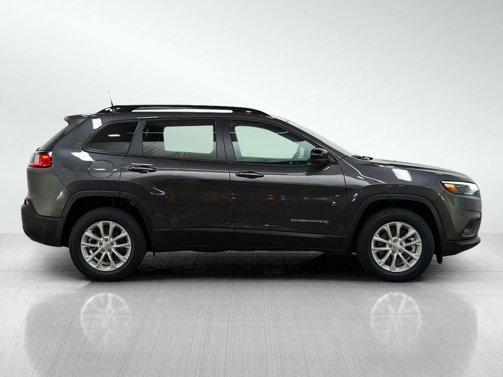 Used 2022 Granite Crystal Metallic Clearcoat Jeep Latitude Lux image 6
