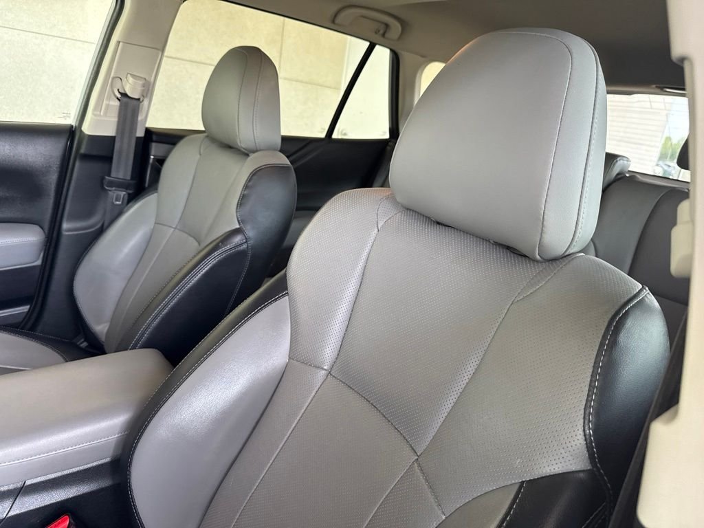Used 2020 Ice Silver Metallic Subaru Limited image 30