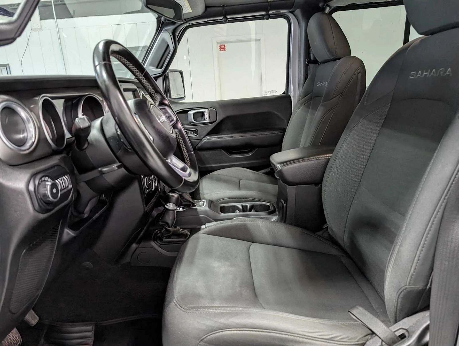 Used 2020 Billet Silver Metallic Clearcoat Jeep Sahara image 4