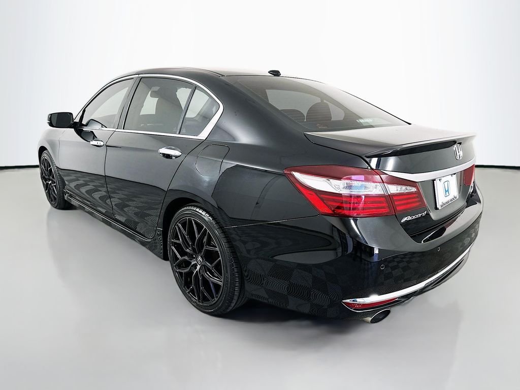 Used 2017 Crystal Black Pearl Honda Touring image 7