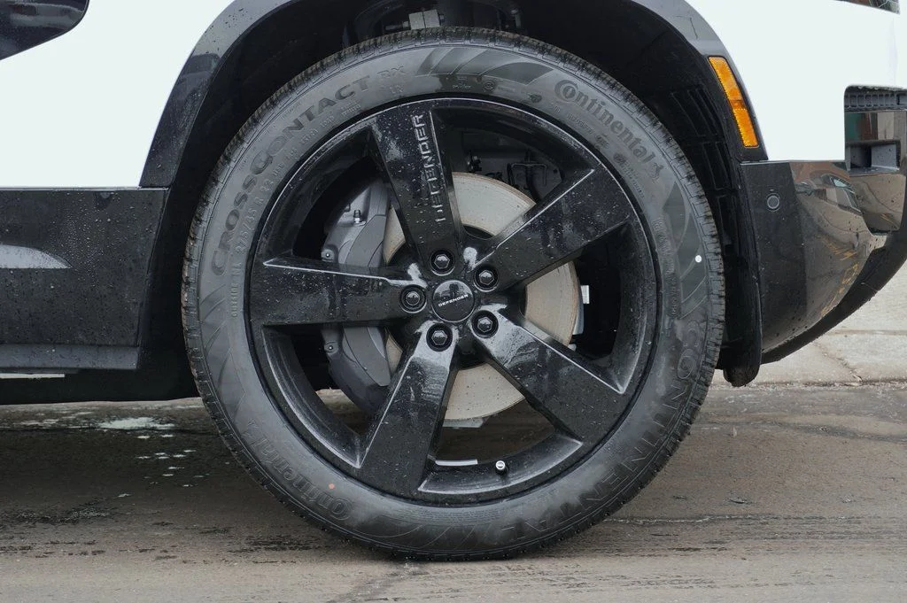 Certified Used 2026 White Land Rover X-Dynamic SE image 9