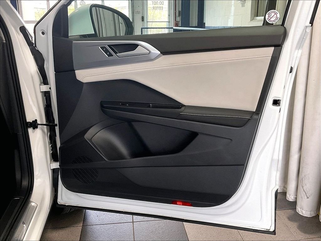 Certified Used 2025 White Volkswagen 1.5T SE image 12