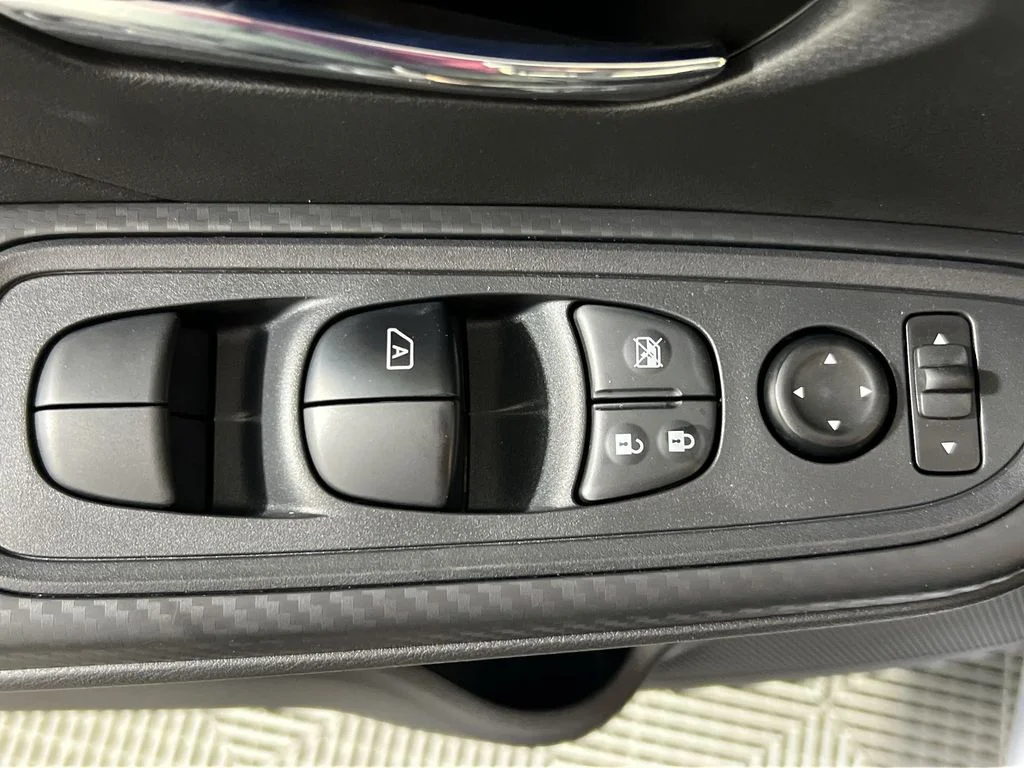 2025 Nissan Versa Sedan SV - Photo 15
