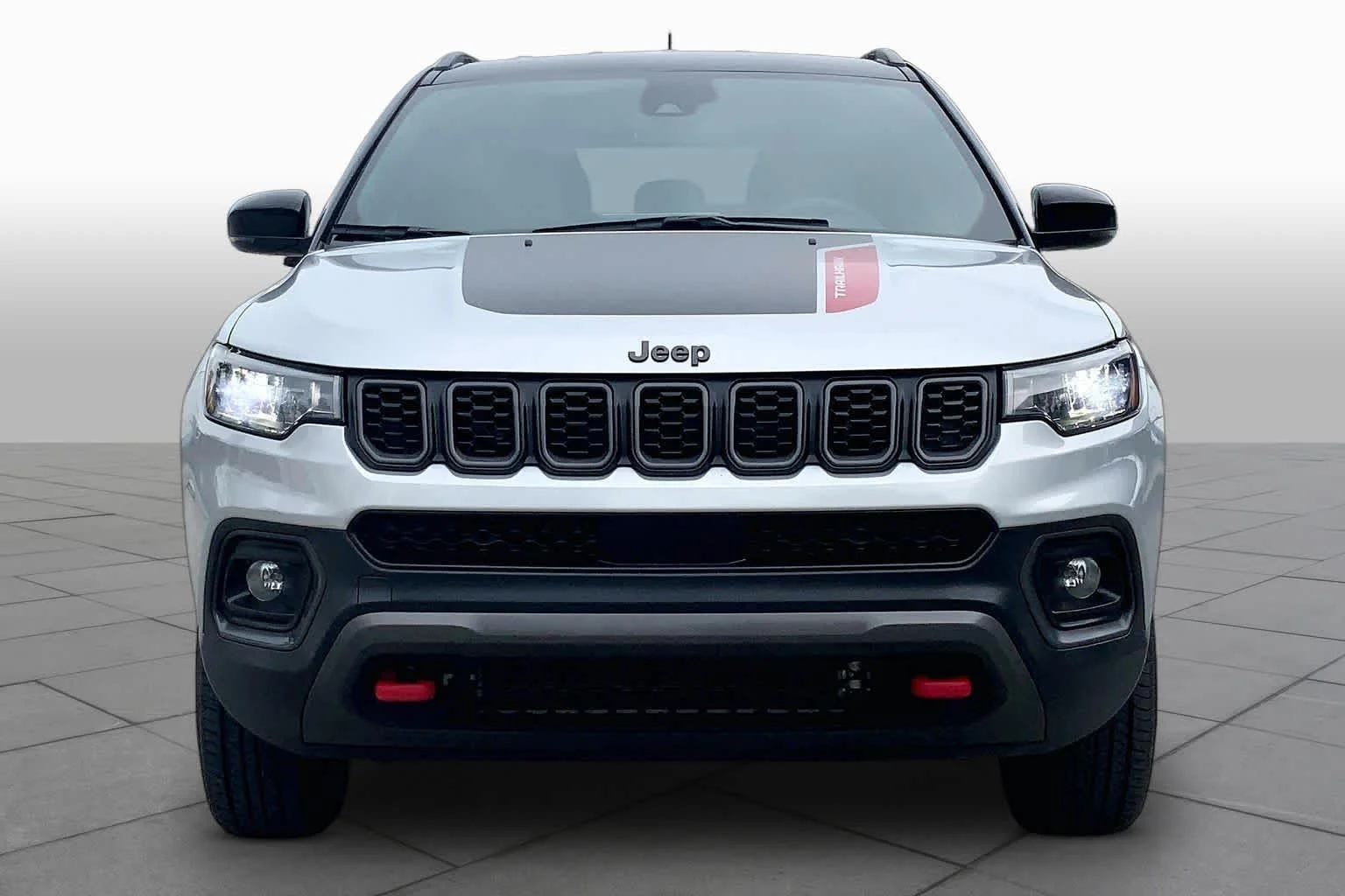 Used 2025 Silver Zynith Metallic Clearcoat Jeep Trailhawk image 4
