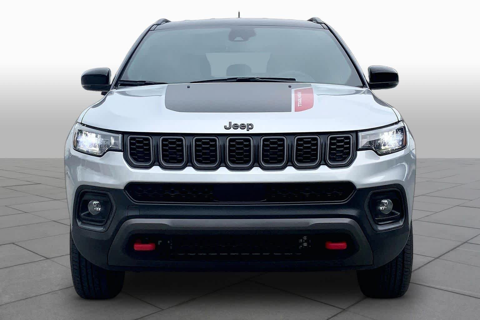 Used 2025 Silver Zynith Metallic Clearcoat Jeep Trailhawk image 3