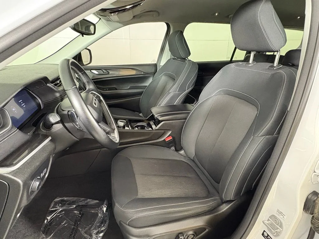 Used 2022 White Jeep Laredo image 18