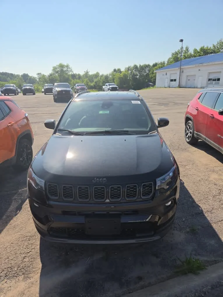 New 2026 Diamond Black Crystal Pearl-Coat Exterior Paint Jeep Latitude Altitude image 2