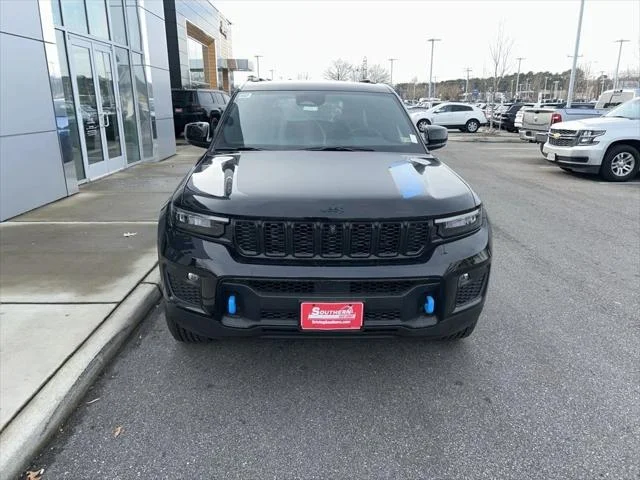 New 2024 Diamond Black Crystal Pearl-Coat Exterior Paint Jeep Trailhawk image 2