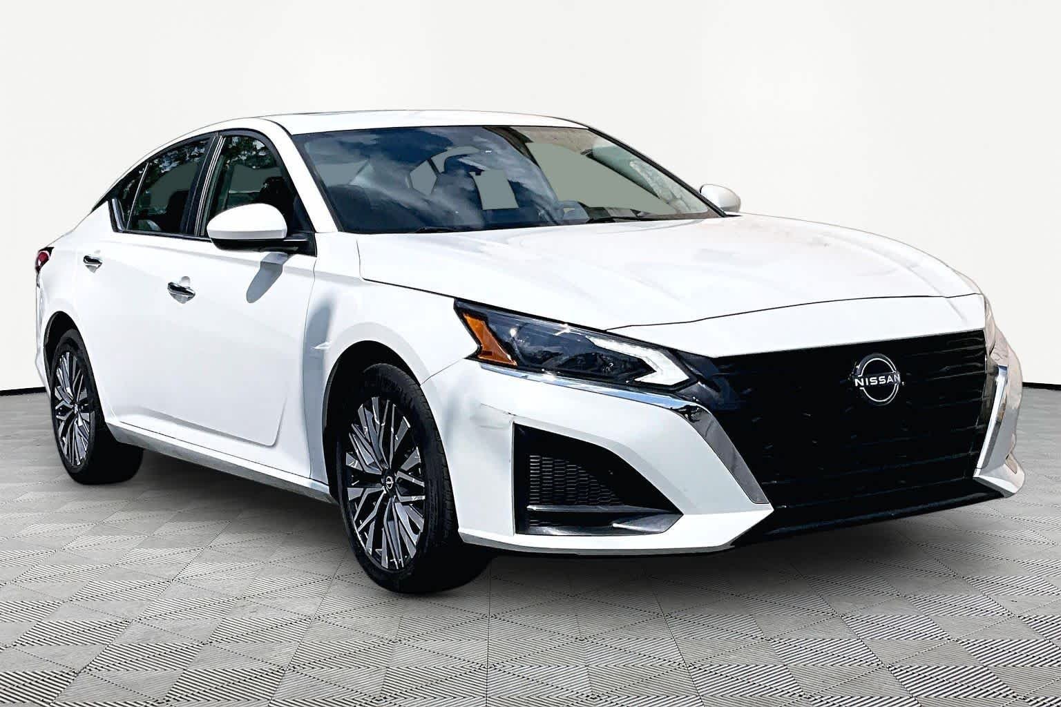 Used 2023 Pearl White Tricoat Nissan 2.5 SV image 3