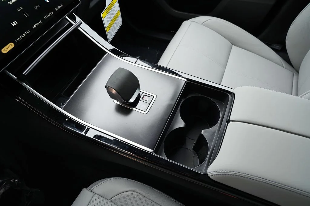 New 2026 Santorini Black Land Rover Belgravia Edition image 31