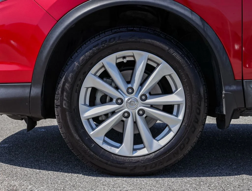 Used 2018 Red Nissan S image 10