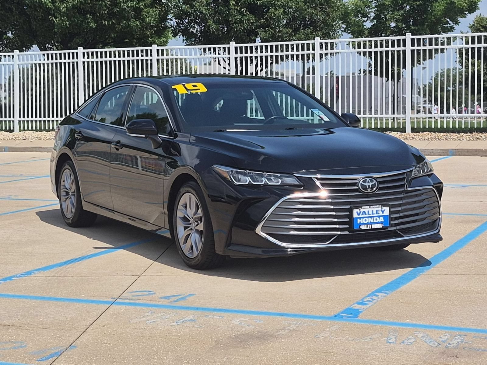 Used 2019 Midnight Black Metallic Toyota XLE image 4