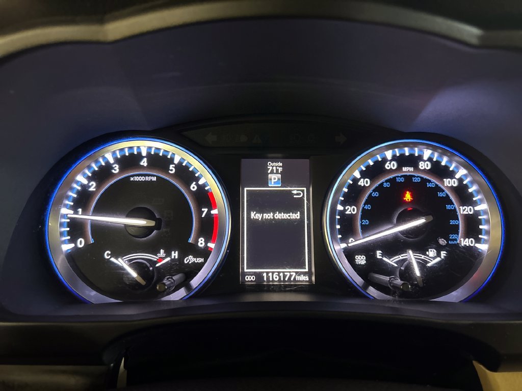 Used 2015 White Toyota XLE V6 image 21