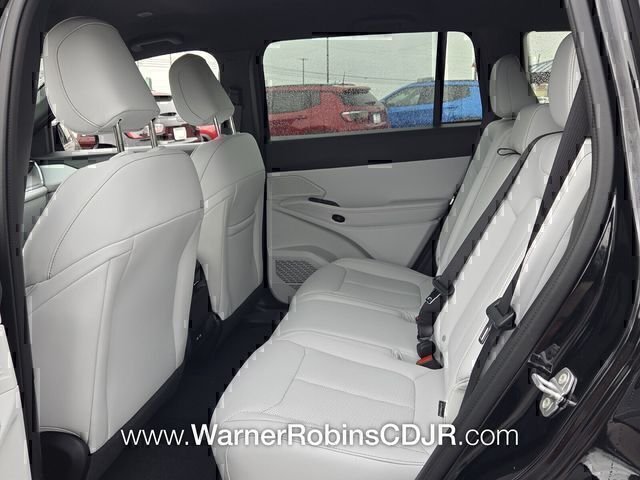 New 2026 Diamond Black Crystal Pearl-Coat Exterior Paint Jeep Limited image 6