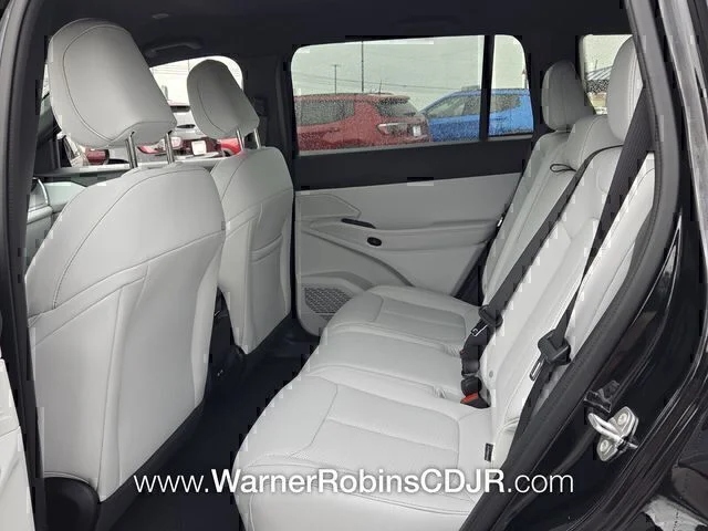 New 2026 Diamond Black Crystal Pearl-Coat Exterior Paint Jeep Limited image 6