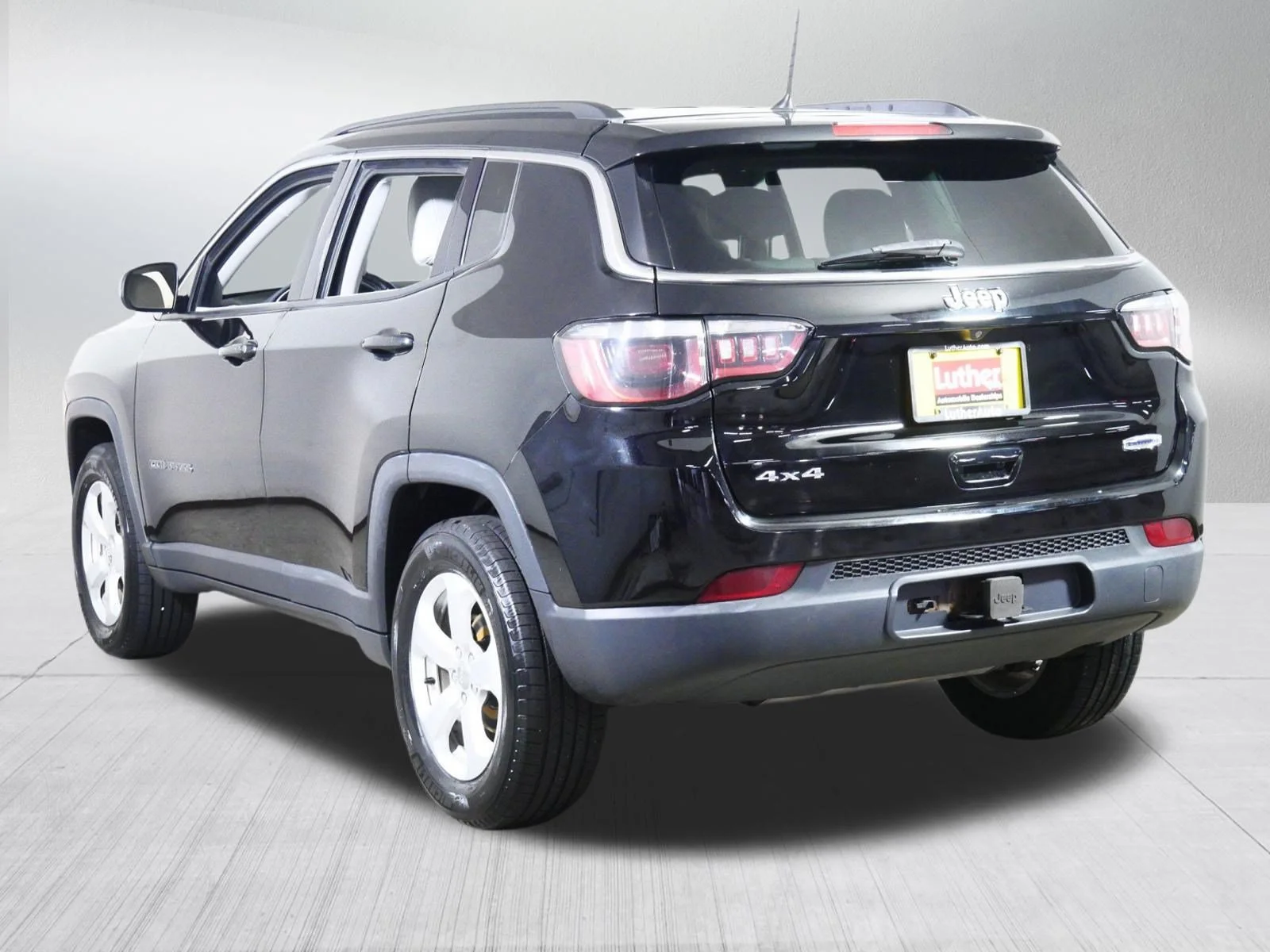 Used 2017 Diamond Black Crystal Pearlcoat Jeep Latitude image 5
