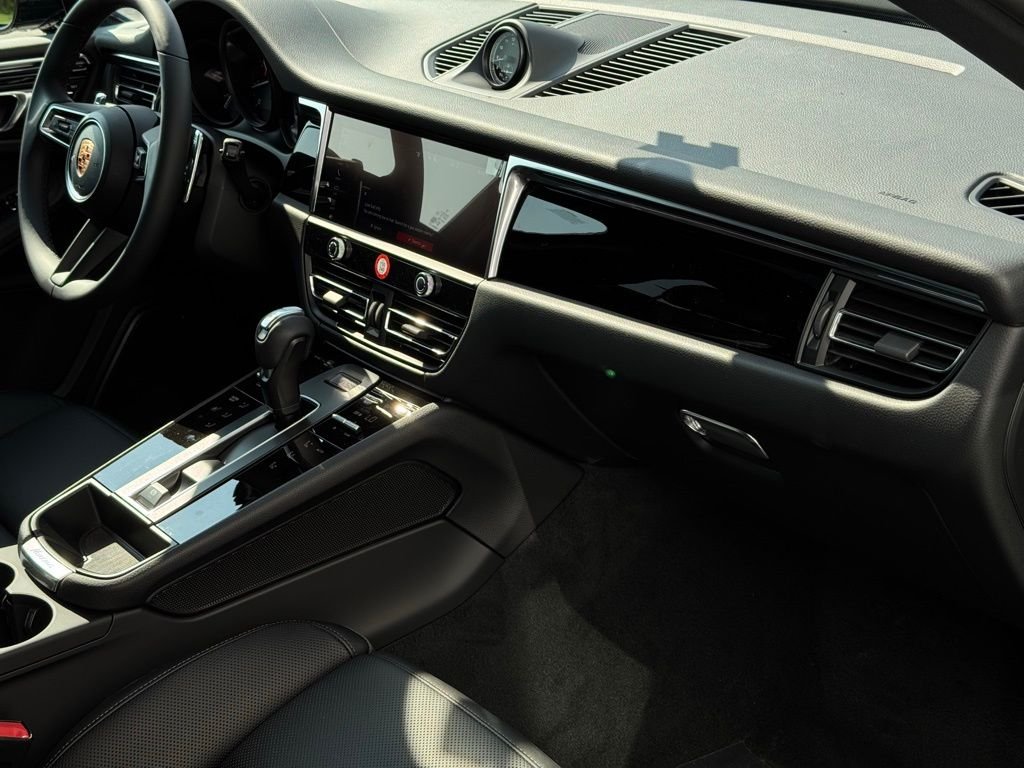 2025 Porsche Macan - Photo 30
