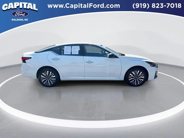 Used 2025 White Nissan 2.5 SV image 9