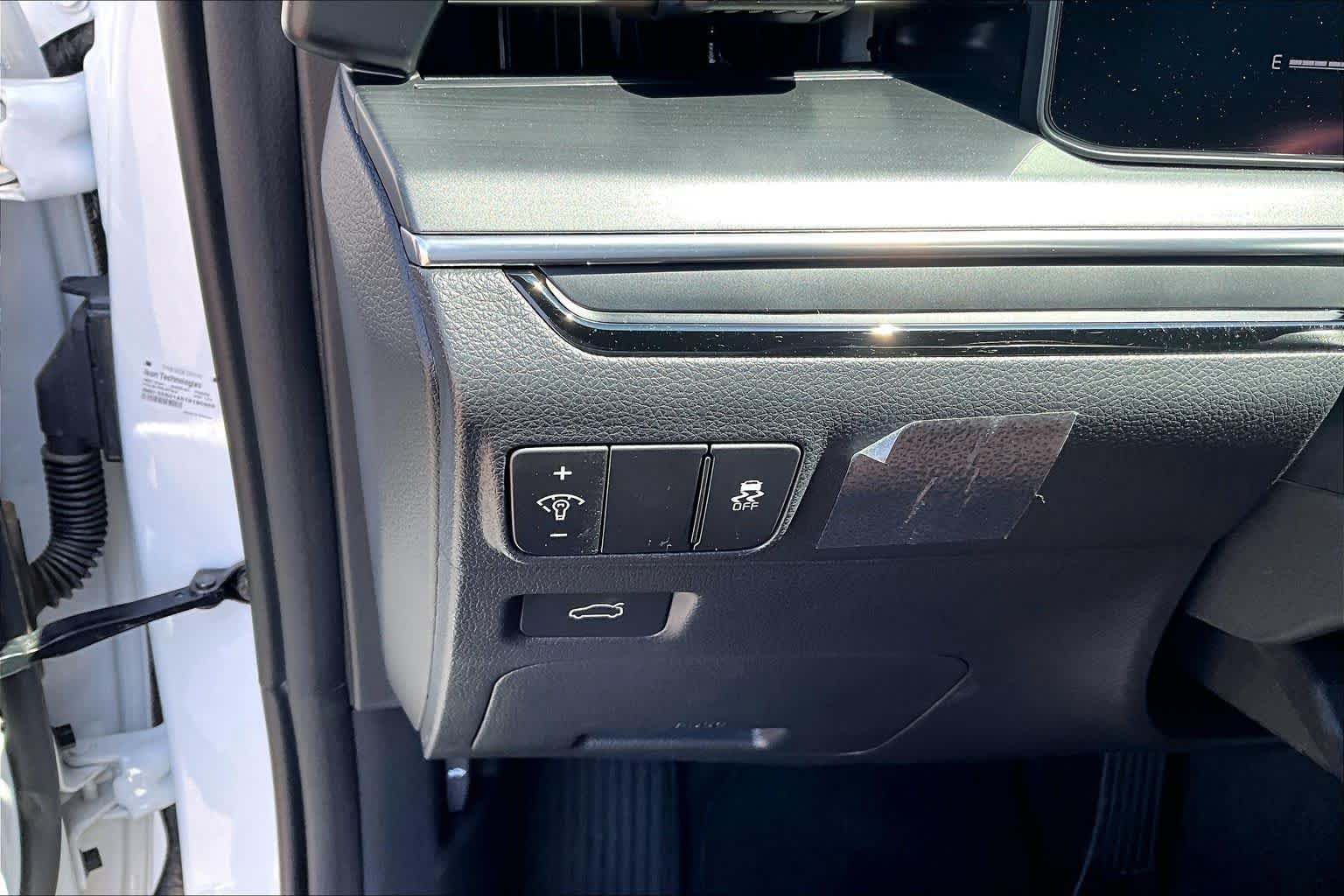 Used 2025 Snow White Pearl Kia GT-Line image 31