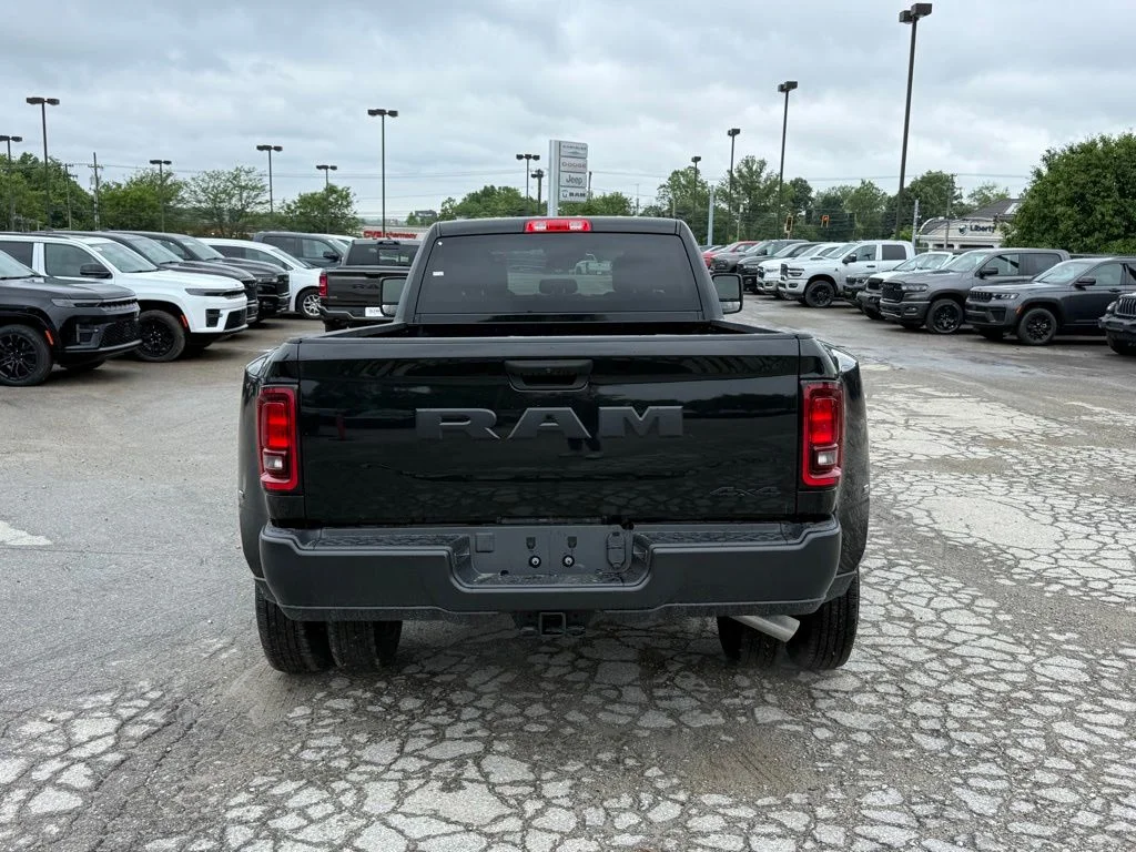New 2026 Diamond Black Crystal Pearl-Coat Exterior Paint RAM Tradesman image 7