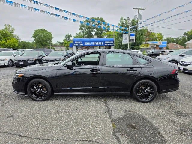 Used 2025 Crystal Black Pearl Honda SE image 3