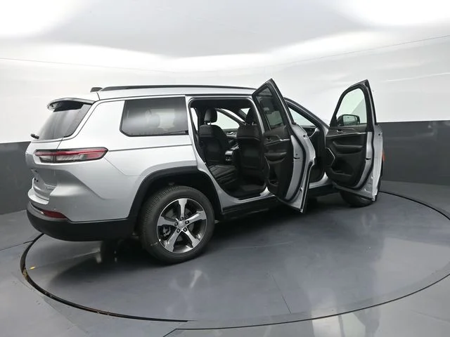 New 2026 Silver Zynith Exterior Paint Jeep Limited image 35
