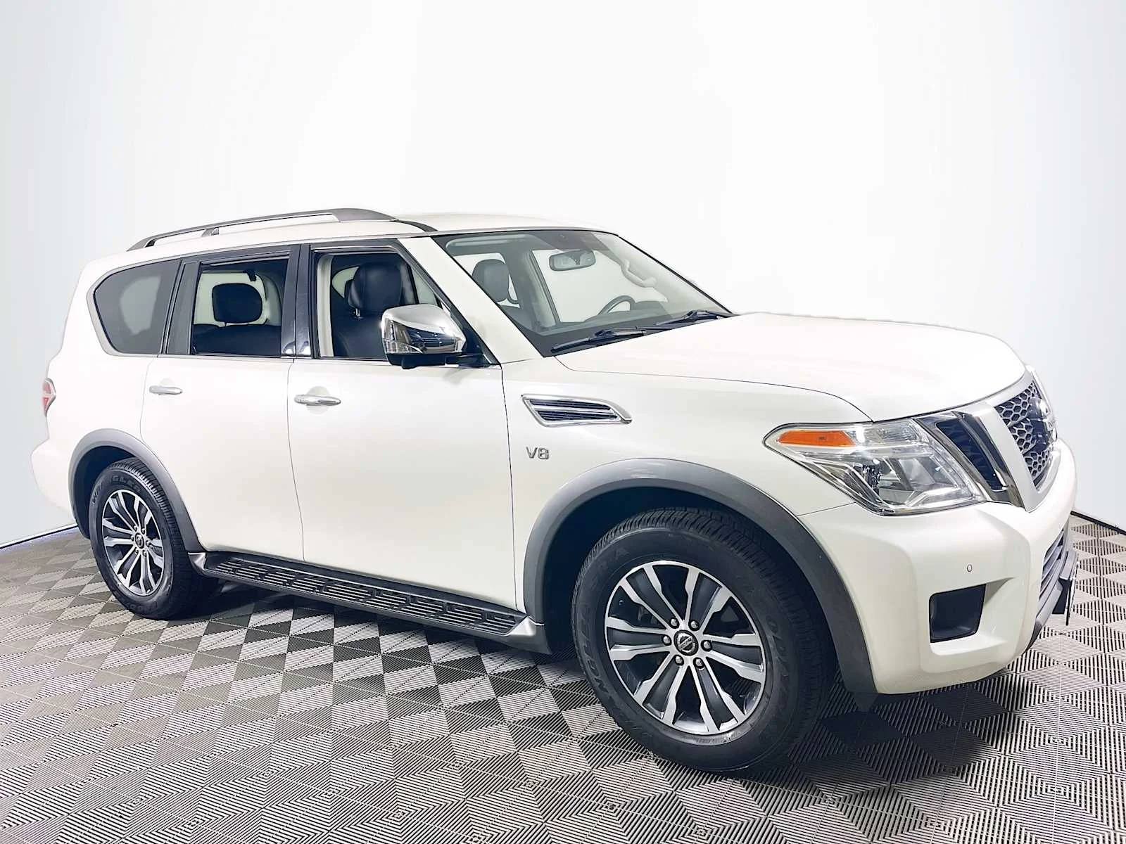 Used 2019 Pearl White Tricoat Nissan SL image 3