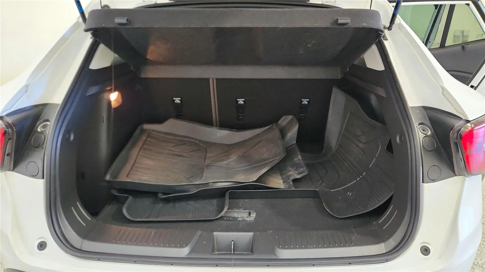 Used 2025 Summit White Chevrolet ACTIV image 19
