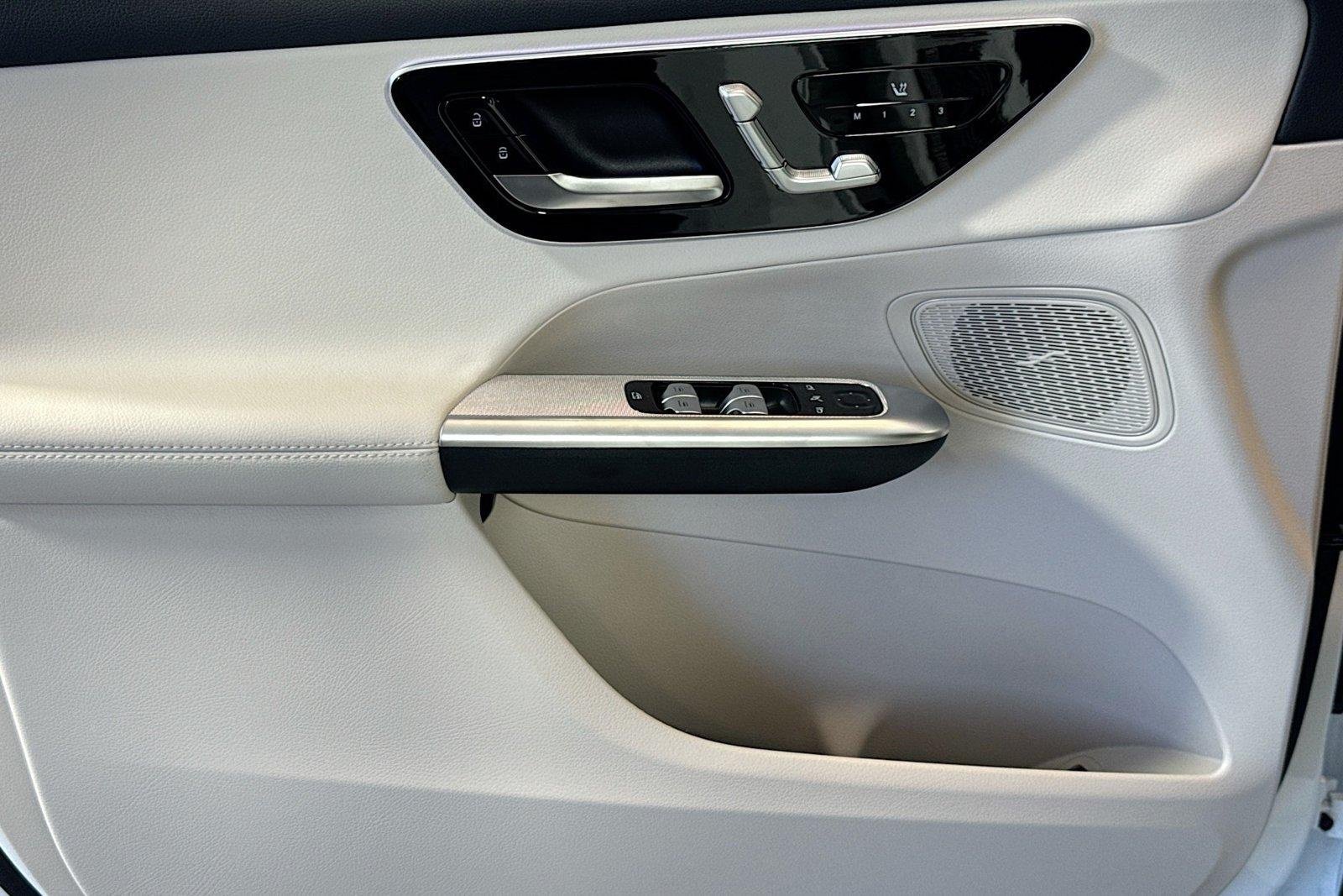 New 2026 Polar White Mercedes-Benz GLC 300 image 16