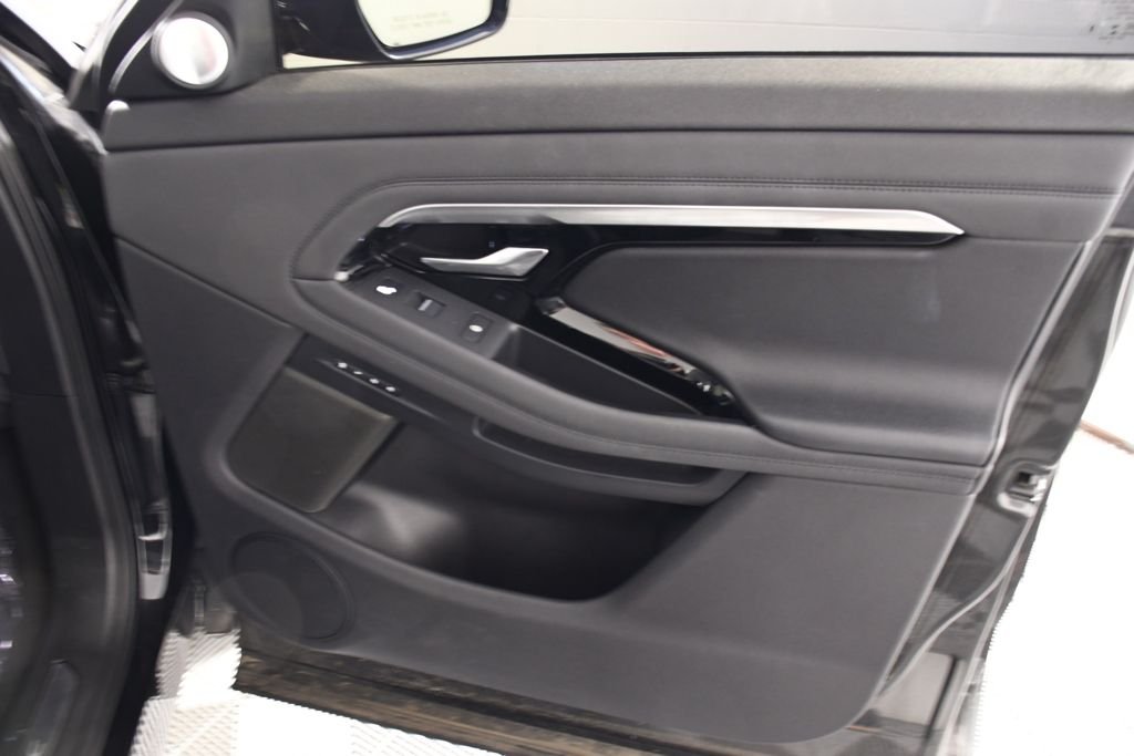 Used 2020 Santorini Black Metallic Land Rover R-Dynamic SE image 18