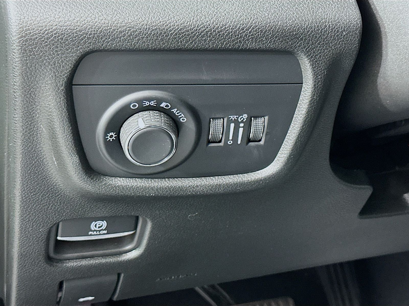 Used 2024 Silver Zynith Jeep Laredo X image 10