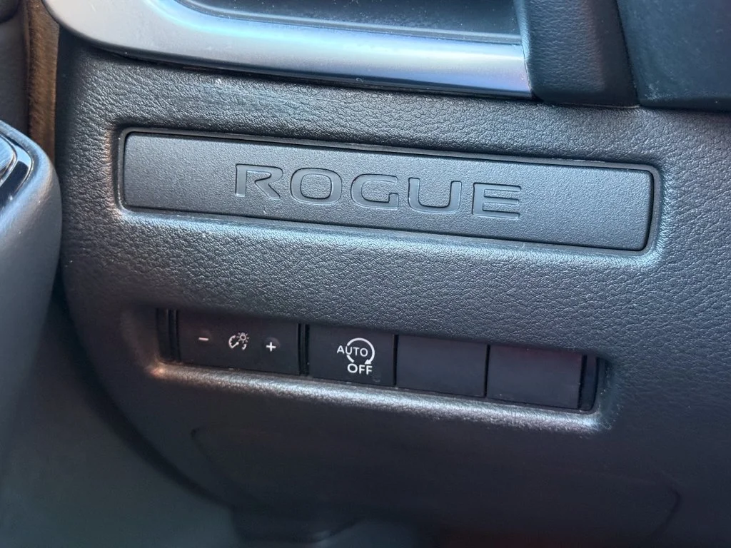 Used 2024 White Nissan S image 18