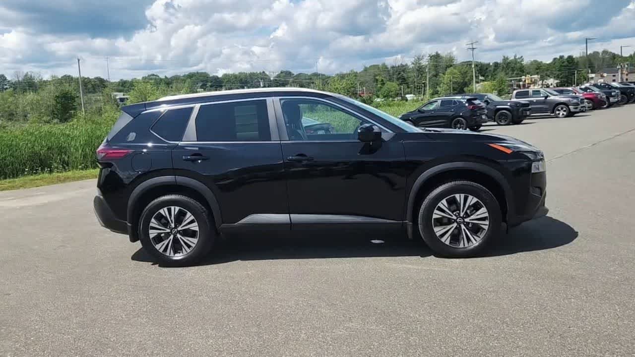 Used 2023  Nissan SV image 9