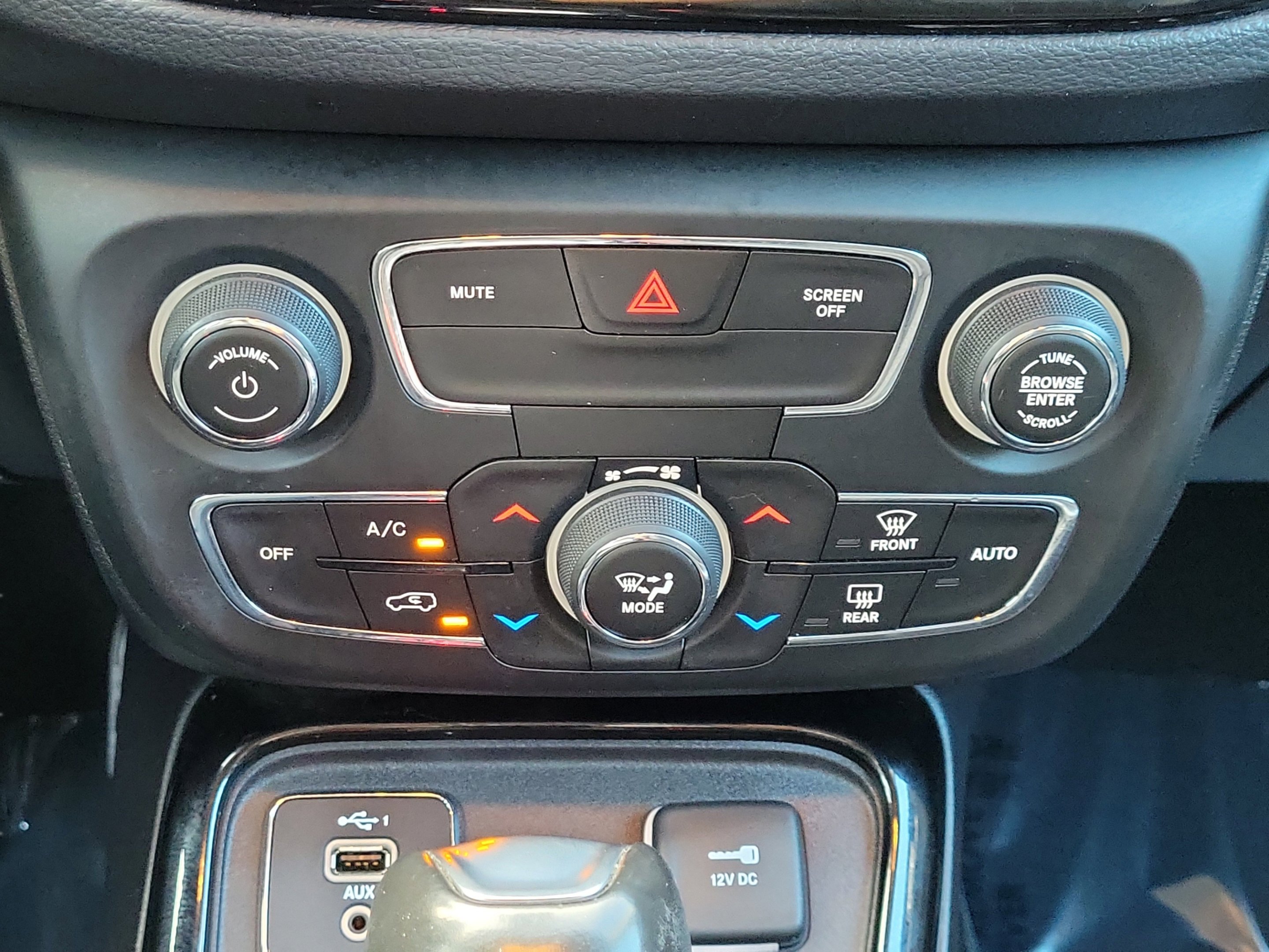 Used 2021 Granite Crystal Metallic Clearcoat Jeep Latitude image 16