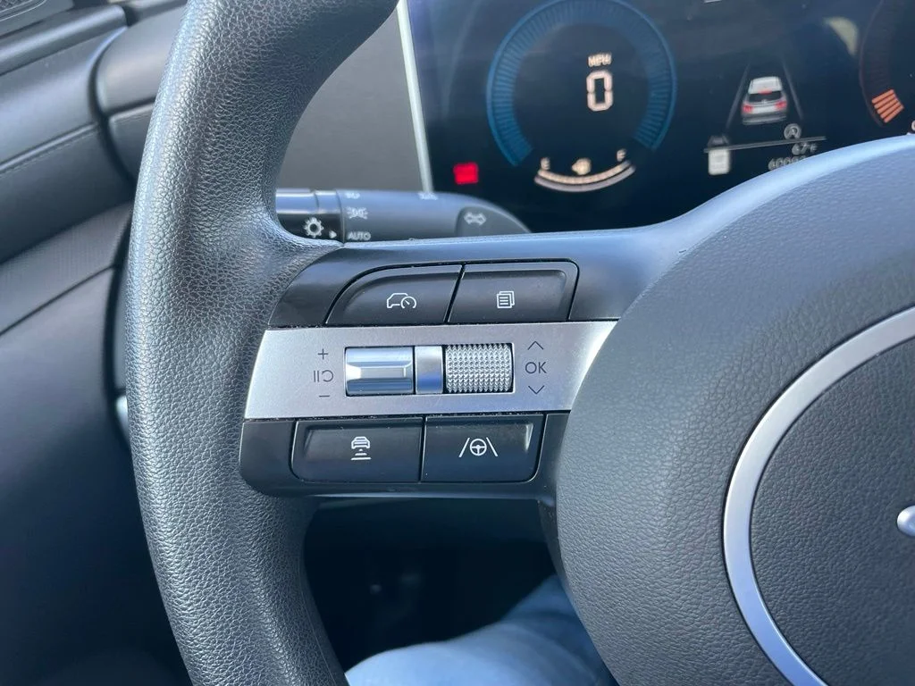 Used 2025 Hampton Gray Hyundai SEL image 19