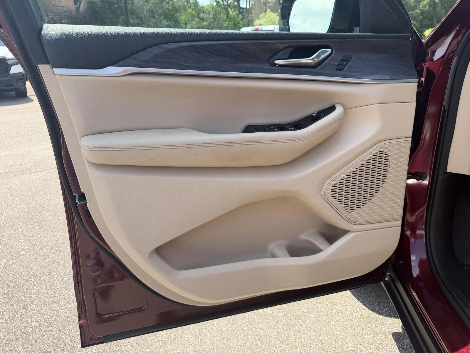 Used 2025 Velvet Red Pearlcoat Jeep Limited image 16