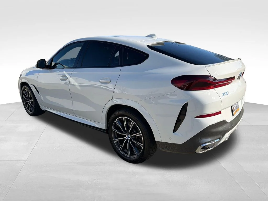 Used 2021 White BMW xDrive40i image 2