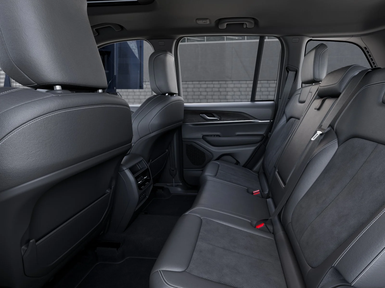 New 2026 Diamond Black Crystal Pearl-Coat Exterior Paint Jeep Laredo Altitude image 49
