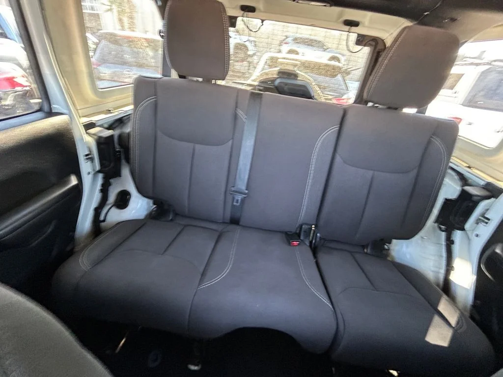 Used 2018 White Jeep Unlimited Rubicon image 19