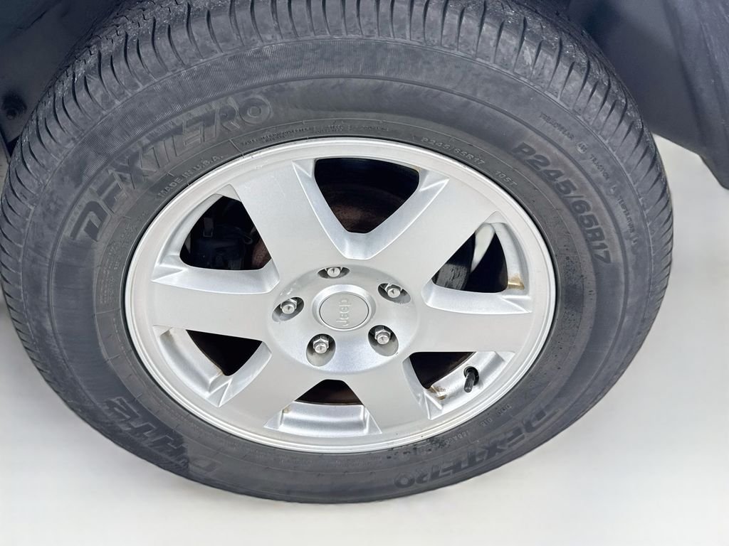 Used 2010 Light Graystone Pearlcoat Jeep Laredo image 37