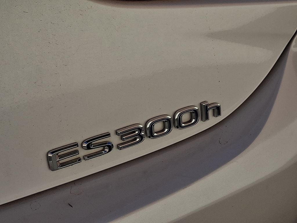 Used 2022 White Pearl Lexus 300h image 31