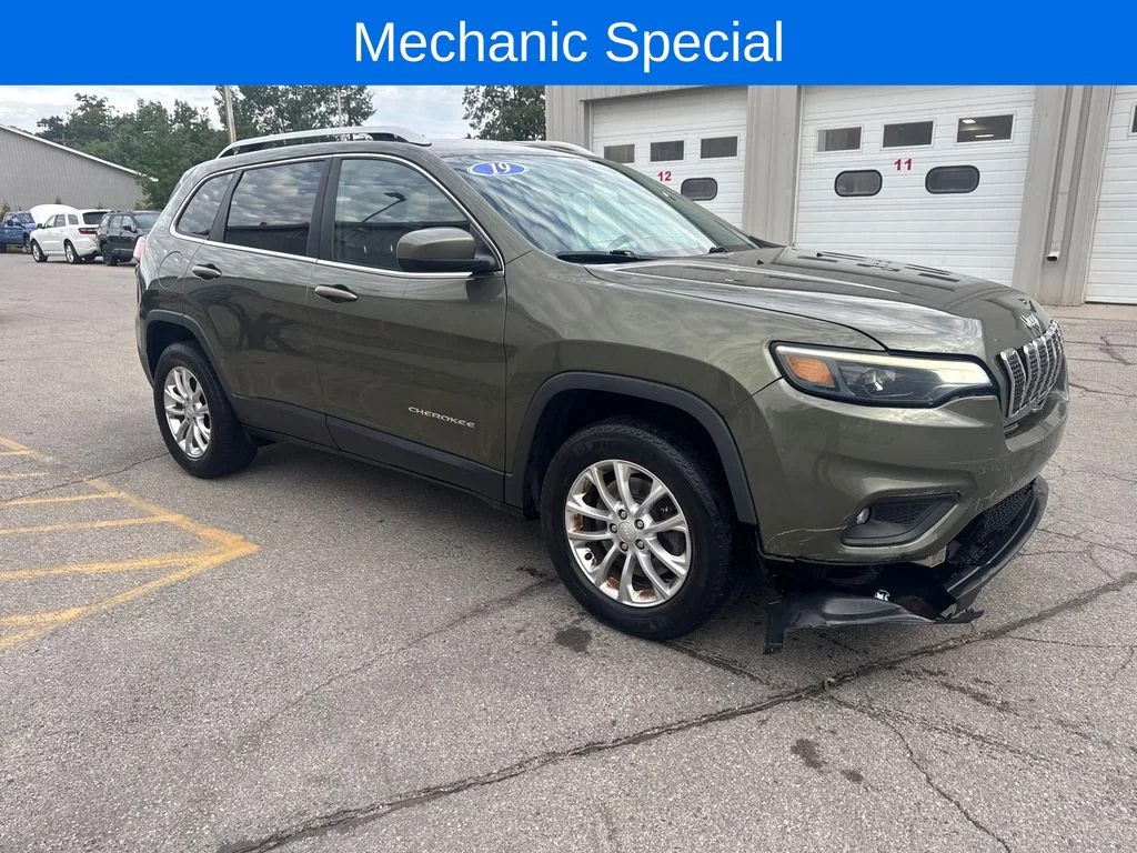 Used 2019 Green Jeep Latitude image 7