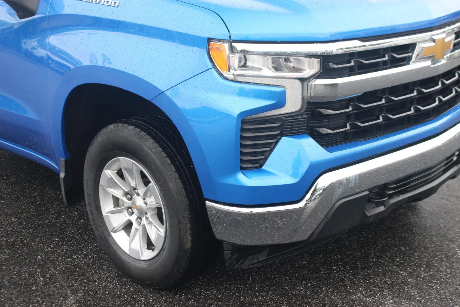 Used 2025 Riptide Blue Metallic Chevrolet LT image 9