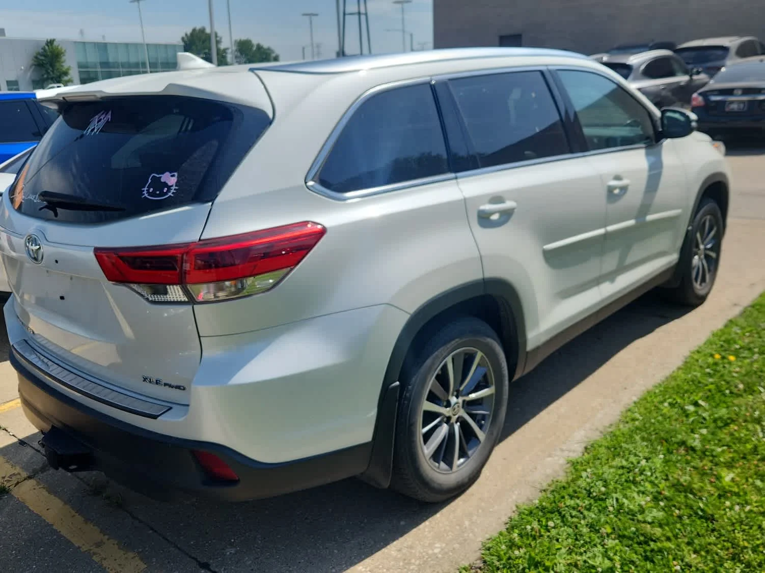 Used 2019 Blizzard Pearl Toyota XLE image 5