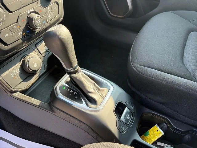 Used 2023 Alpine White Clearcoat Jeep Latitude image 27